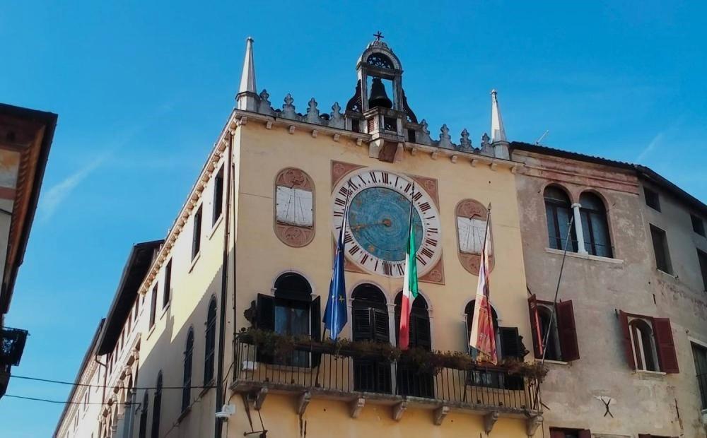 A un isolato da qui