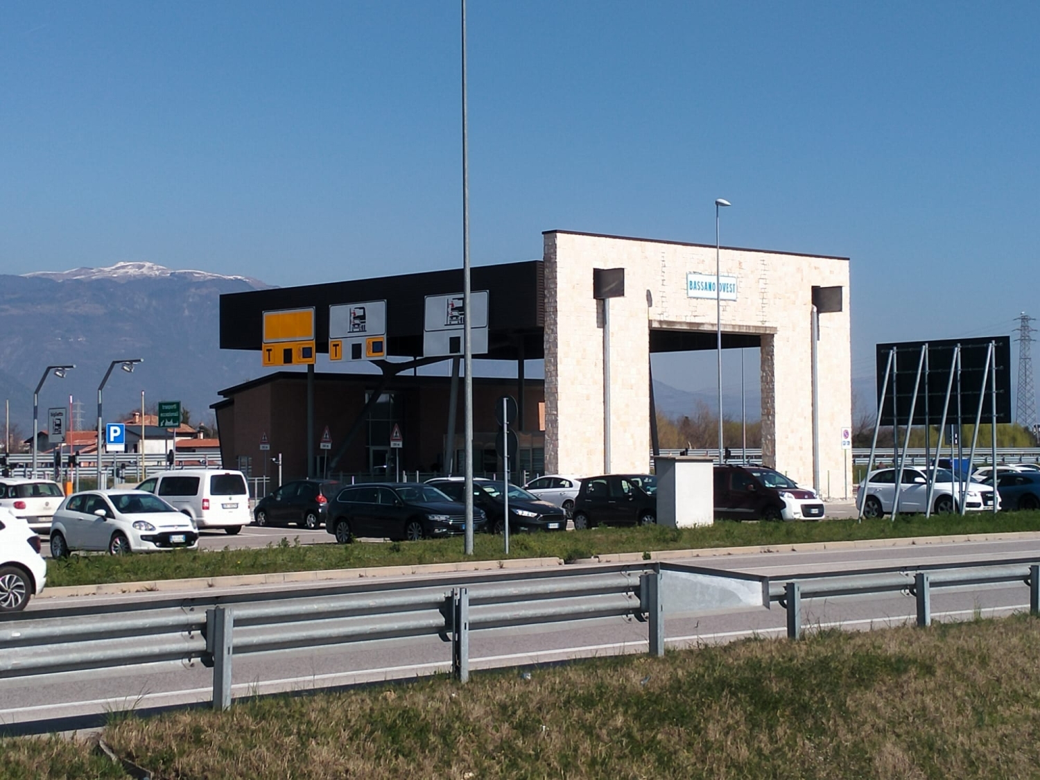 Scónti drio al muro