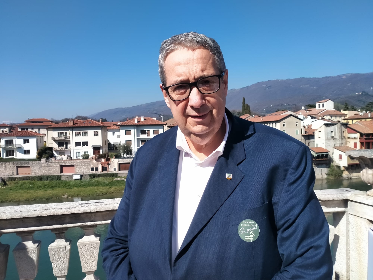 Roberto Astuni con l'adesivo a favore del Tribunale della Pedemontana sulla giacca