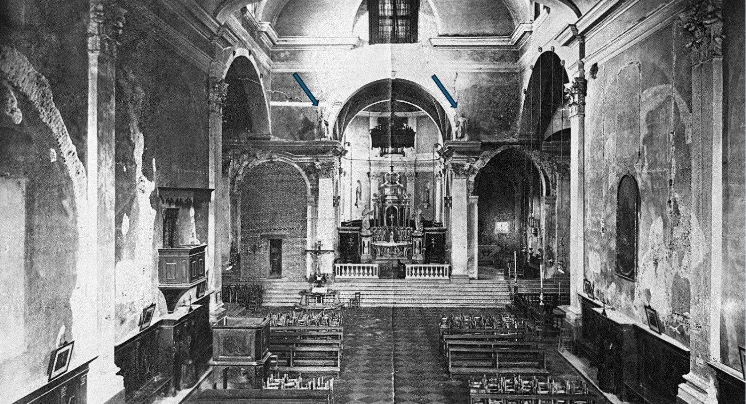 La foto del 1926 della chiesa di San Francesco. Indicate dalle frecce, la statua di San Bassiano e quella di San Nicola da Tolentino