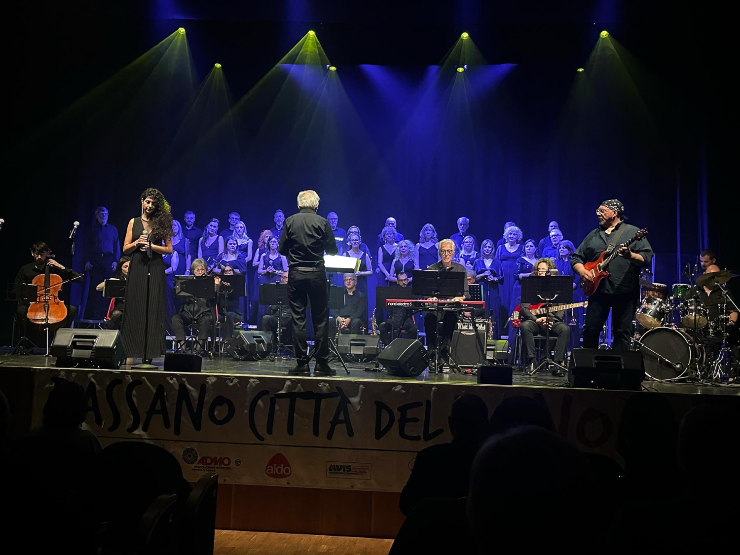 La BlueSingers & Orchestra è uno dei pochissimi Gruppi nel Veneto che abbina un Coro numeroso, un’Orchestra completa e solisti di tutte la gamma vocale con un Repertorio che comprende i brani più iconici del Rock internazionale.