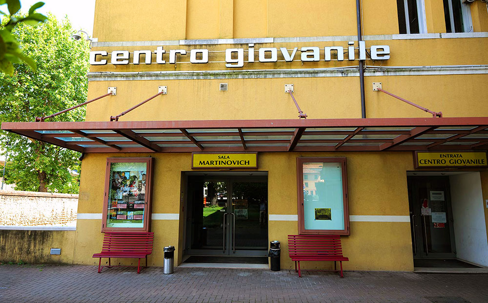 Fiocco rosa, per Connessioni contemporanee