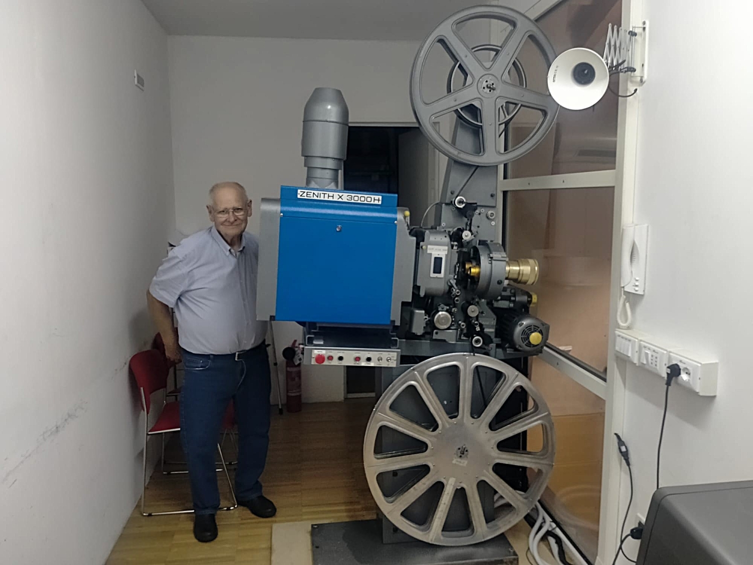 Cabina di proiezione e proiezionista. Foto Alessandro Tich