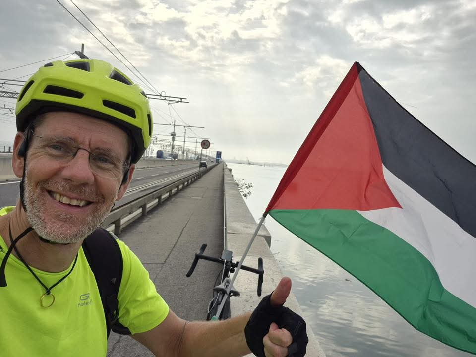 Renzo Masolo sul Ponte della Libertà tra la terraferma e Venezia (foto da Facebook  / Renzo Masolo)