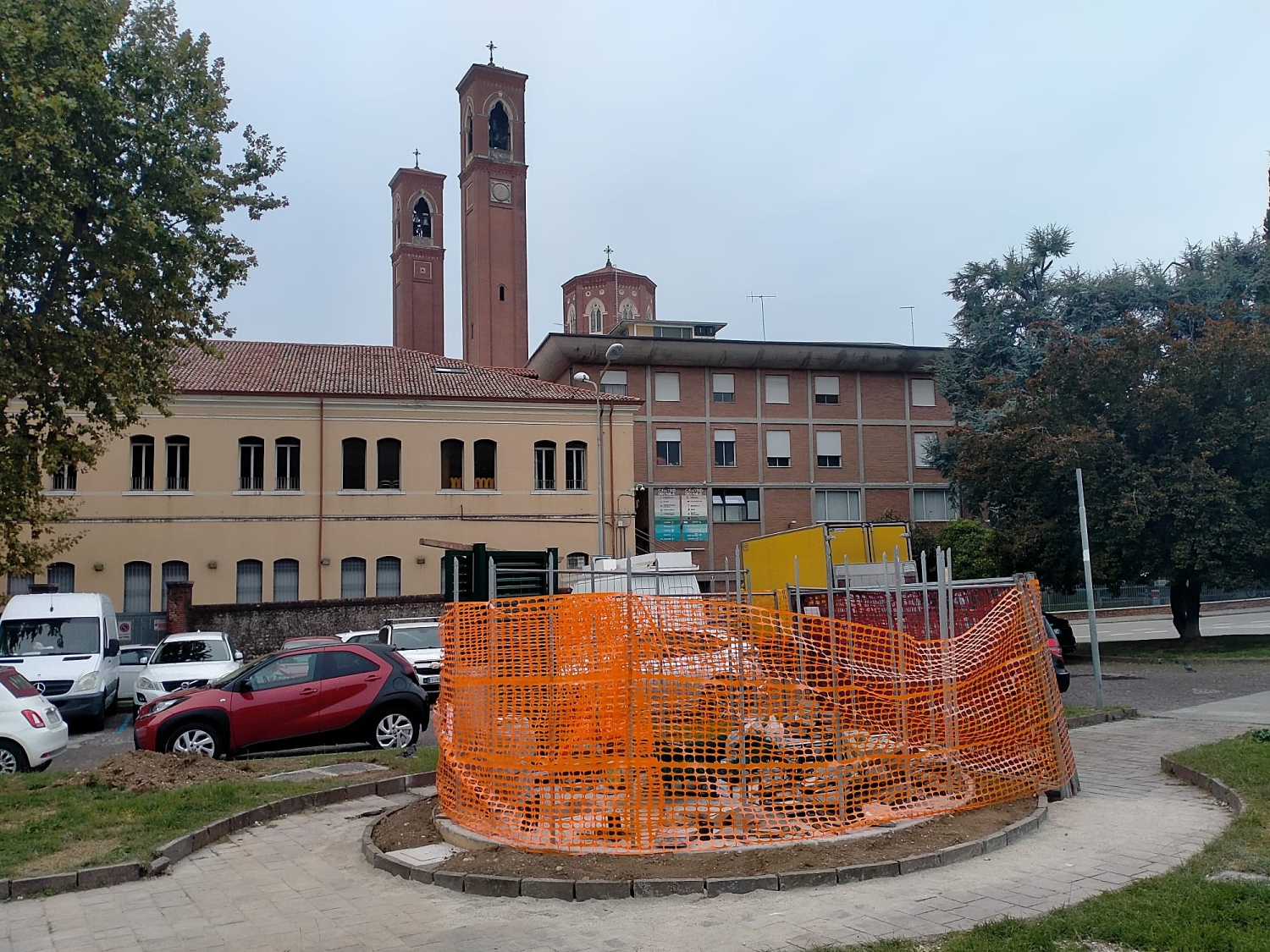 Bassanonet.it - L’area di cantiere dell’antenna in prospettiva coi due campanili del Tempio Ossario