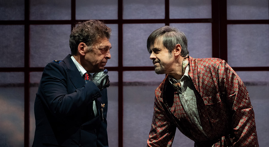 A mirror: tra commedia e thriller dark