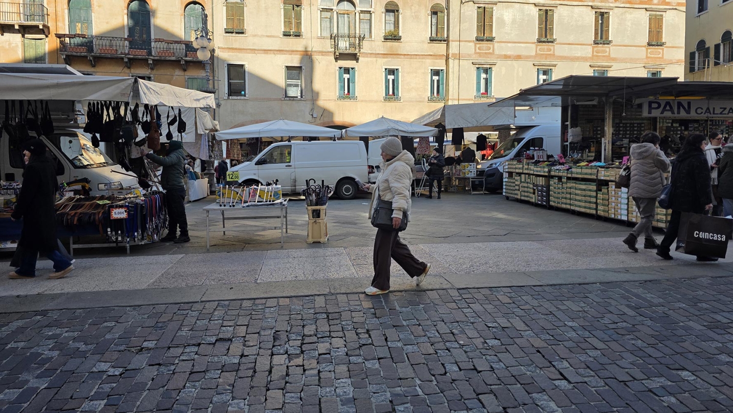 Mercato di Bassano: tra i "buchi" delle bancarelle e il gelo dei consumi
