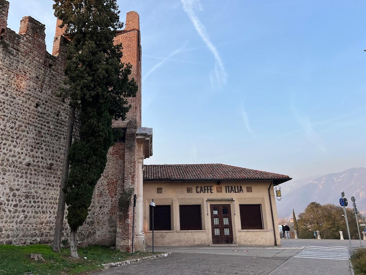 Il Caffè Italia cerca casa