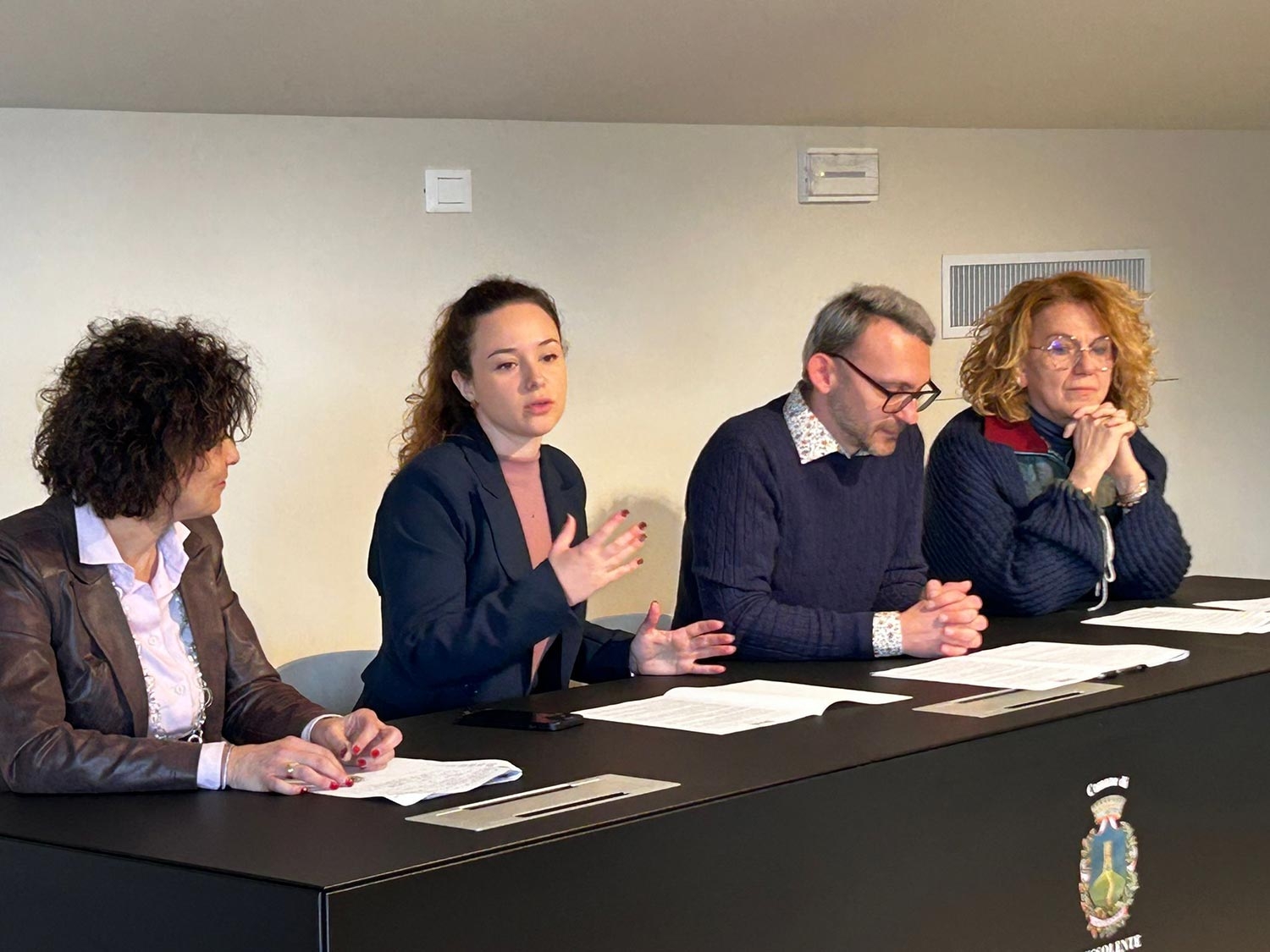 La sindaca Ellena Bontorin durante la conferenza stampa
