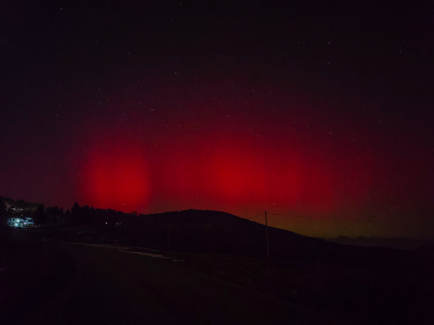 L'aurora boreale accende i cieli del Bassanese: spettacolo a Rubbio