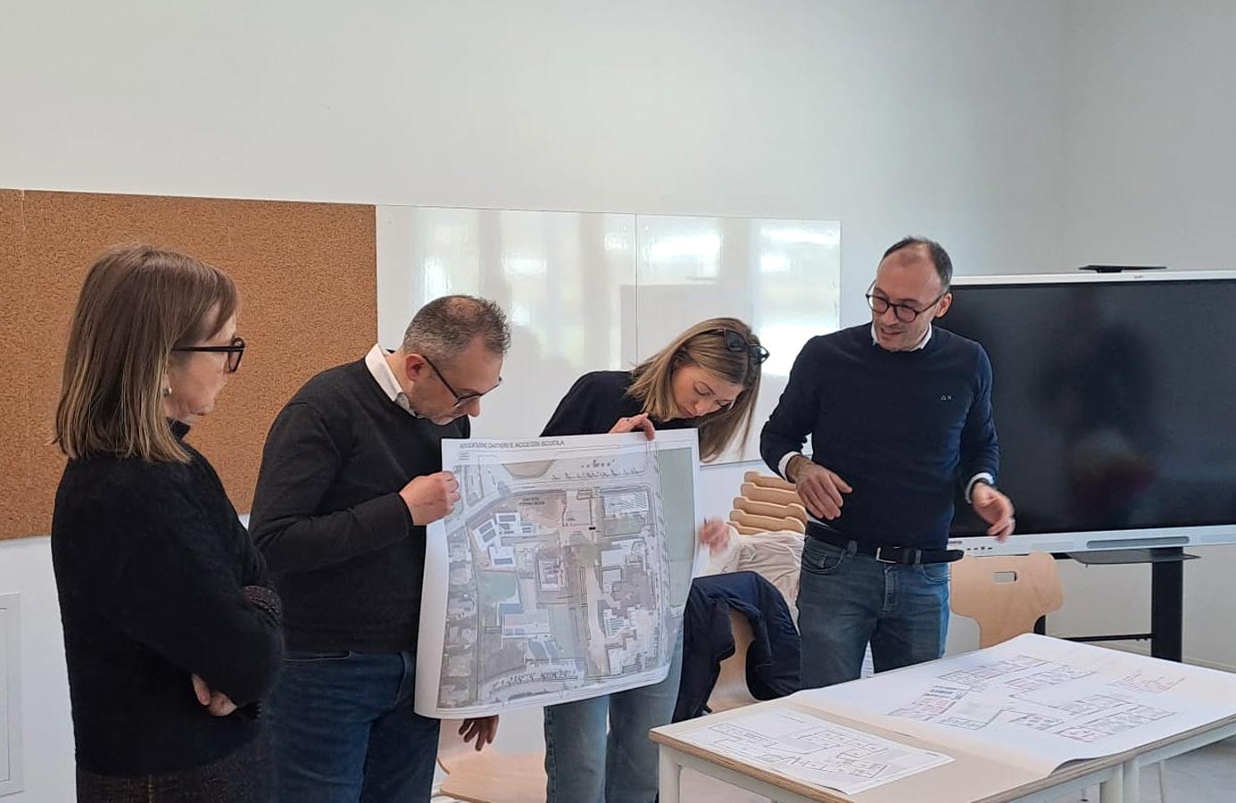 Le planimetrie della nuova scuola presentate alla stampa.