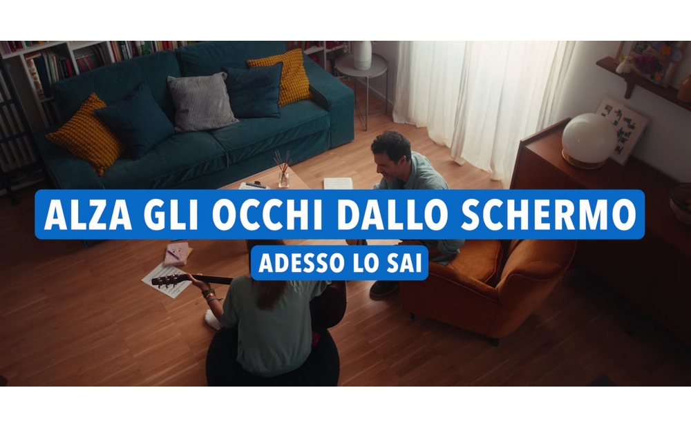 "Alza gli occhi dallo schermo": la sfida dell'Italia ai social