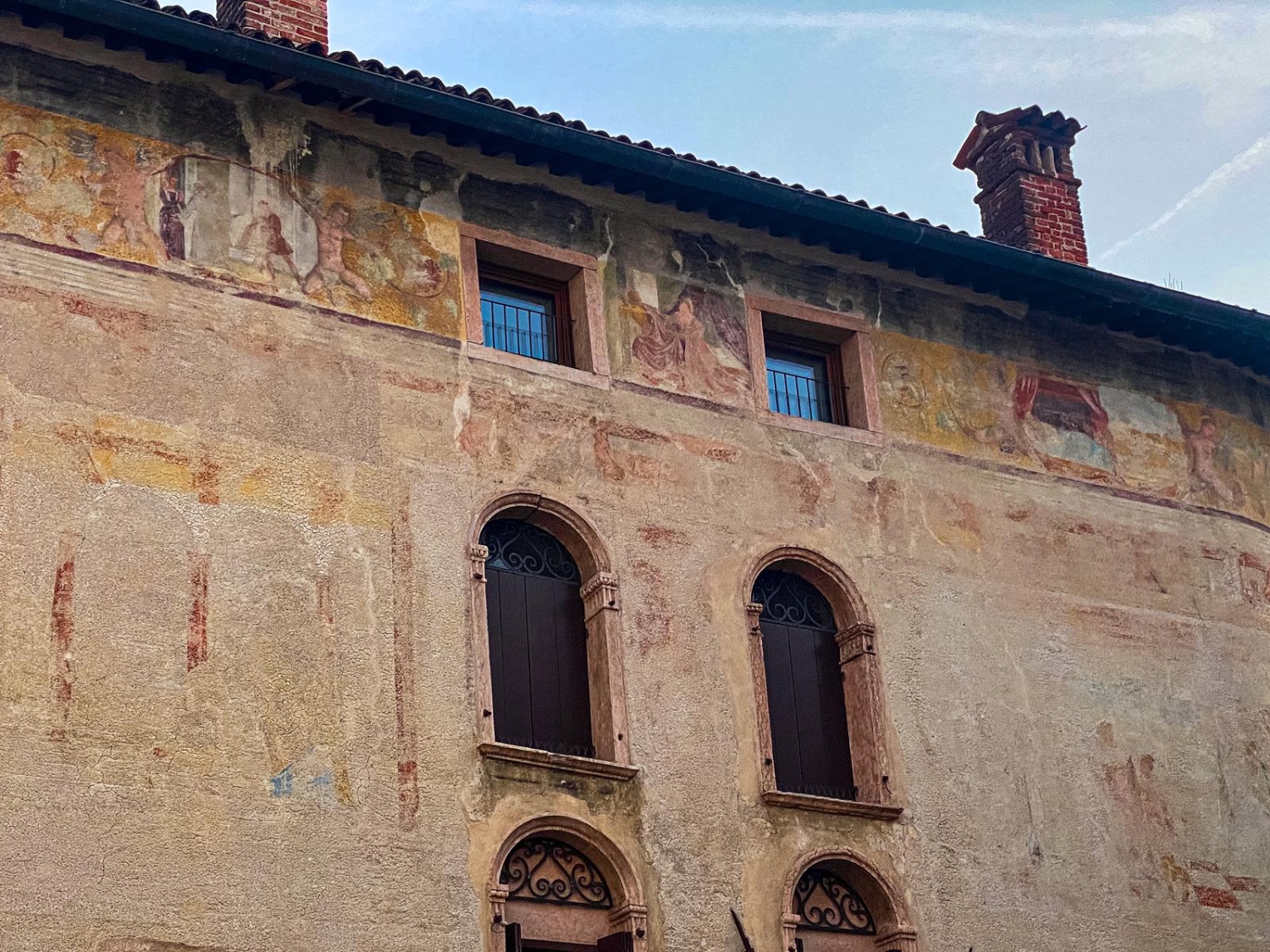Gli affreschi di Casa Michieli nel lato di Piazzotto Montevecchio ( Foto Bassanonet.it )