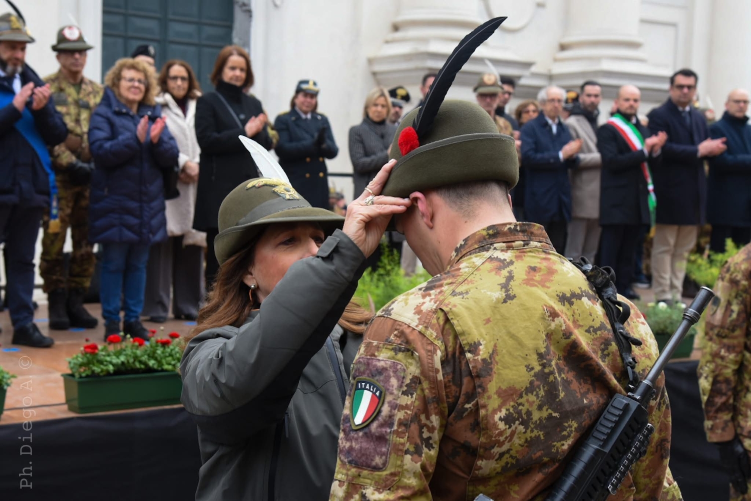 Il battito del cuore è alpino: sul Ponte sfilano i 153 "cappelli" del futuro