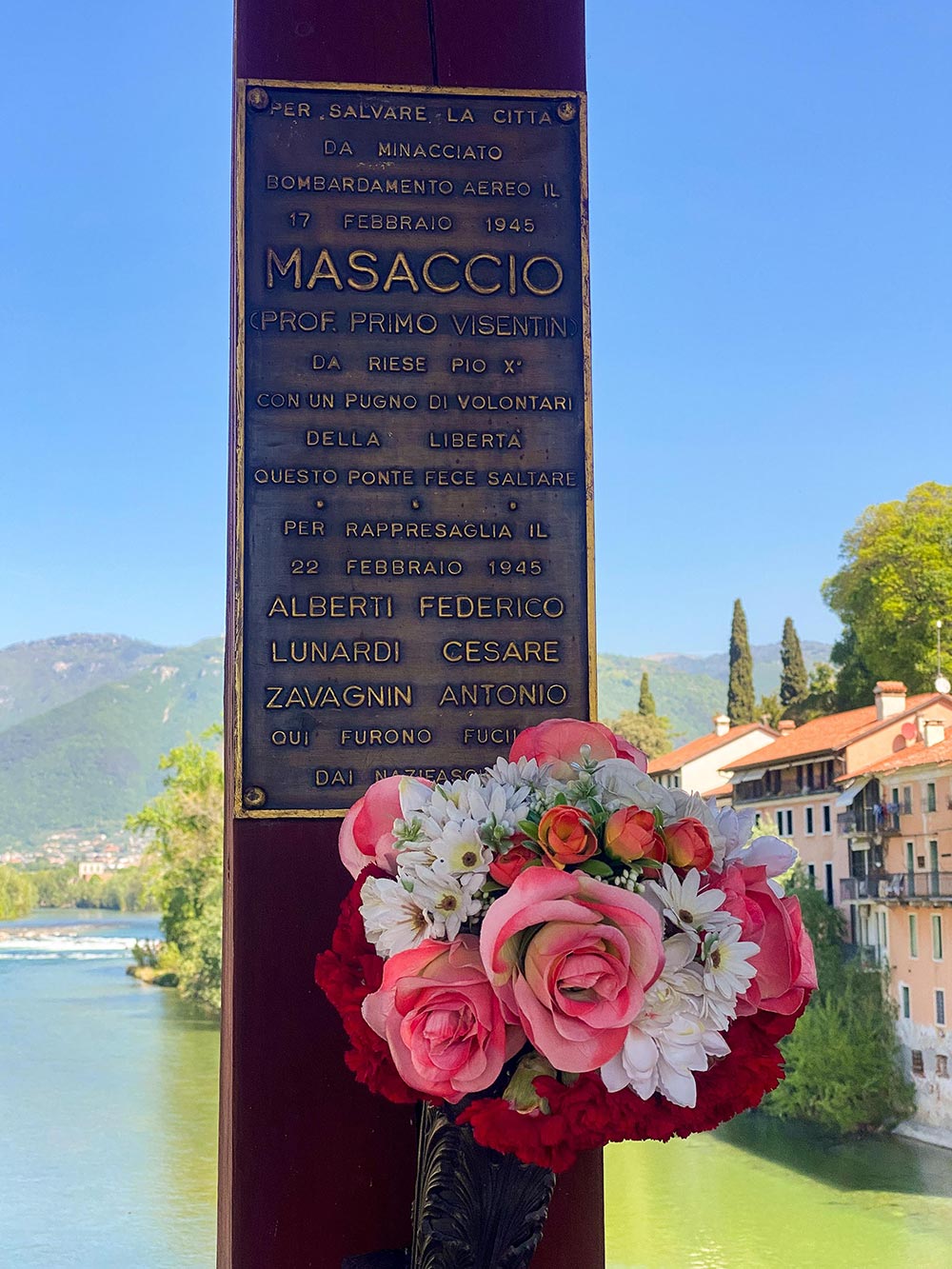 Lapide commemorativa di Primo Visentin detto ‘’Massaccio’’, comandante della Brigata Martiri del Grappa che il 17 febbraio 1945 fece saltare il Ponte degli Alpini. Sotto, i nomi delle vittimi della reazione punitiva tedesca.