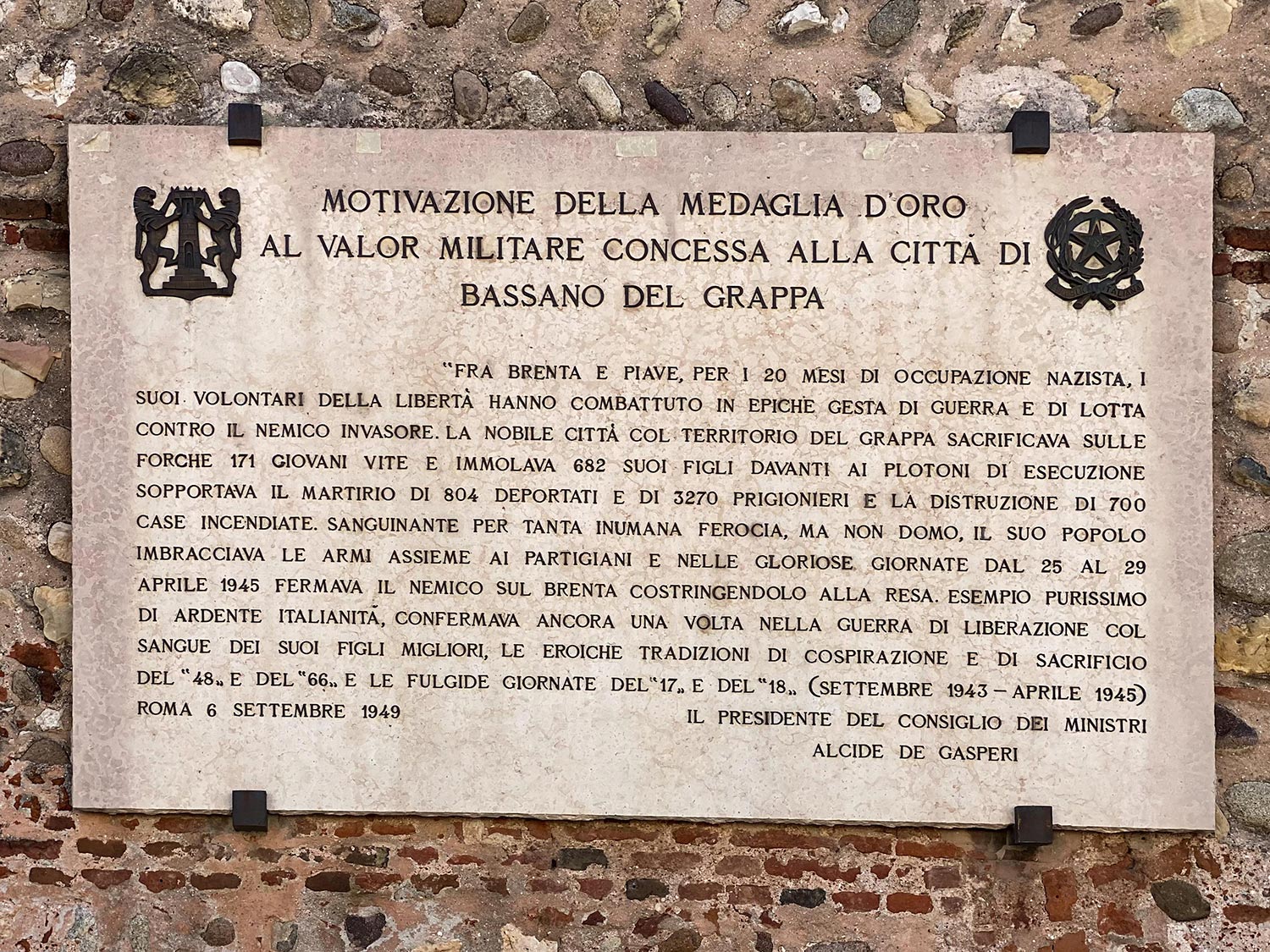 Lapide commemorativa per il conferimento alla città della Medaglia d’oro al valor militare.