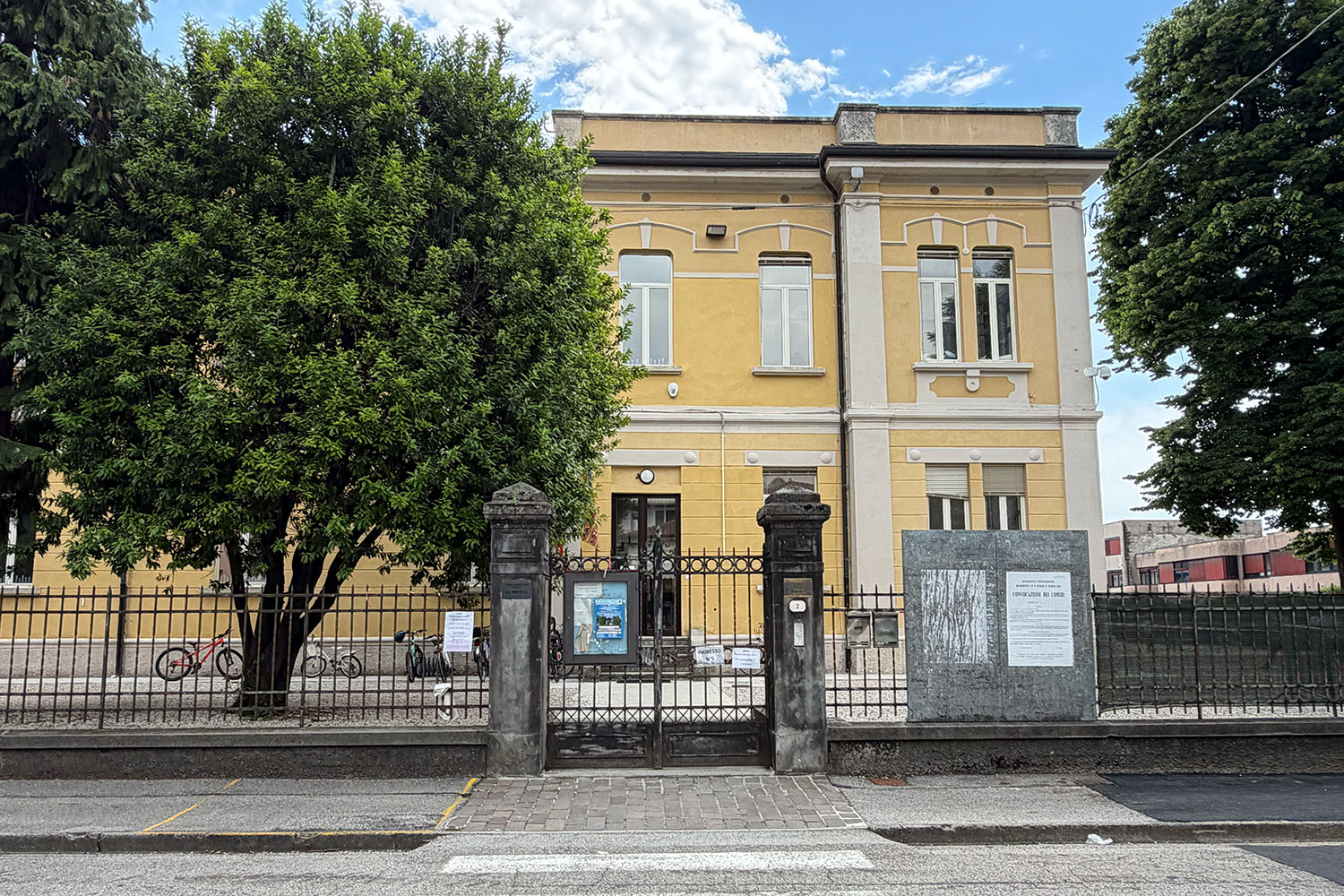Scuola e migranti, il dirigente difende il progetto educativo: «Nessun indottrinamento, percorso condiviso con le famiglie»
