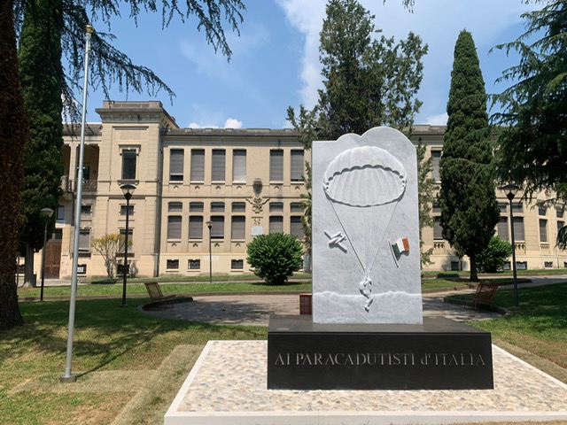 Bassano, inaugurato il monumento ai paracadutisti: nel basamento la terra del Grappa e la sabbia di El Alamein