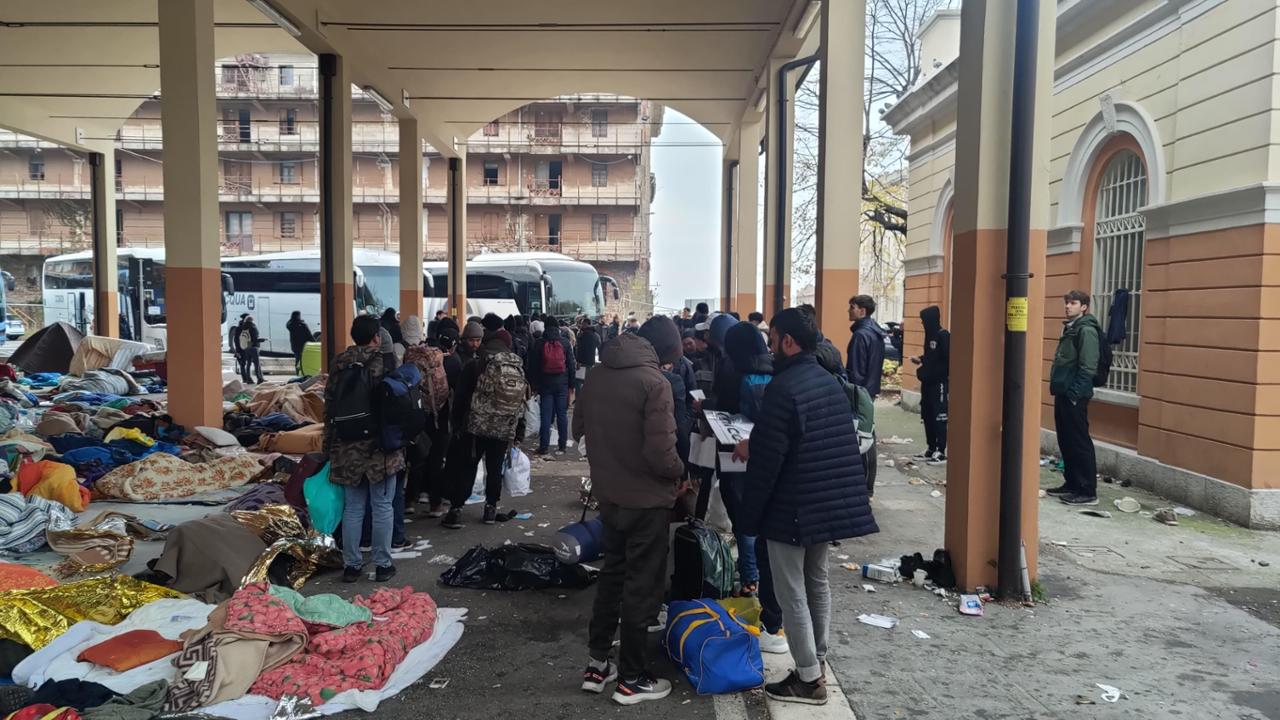 Alunni di Marostica distribuiscono cibo ai migranti: scoppia il caso politico dopo il video virale