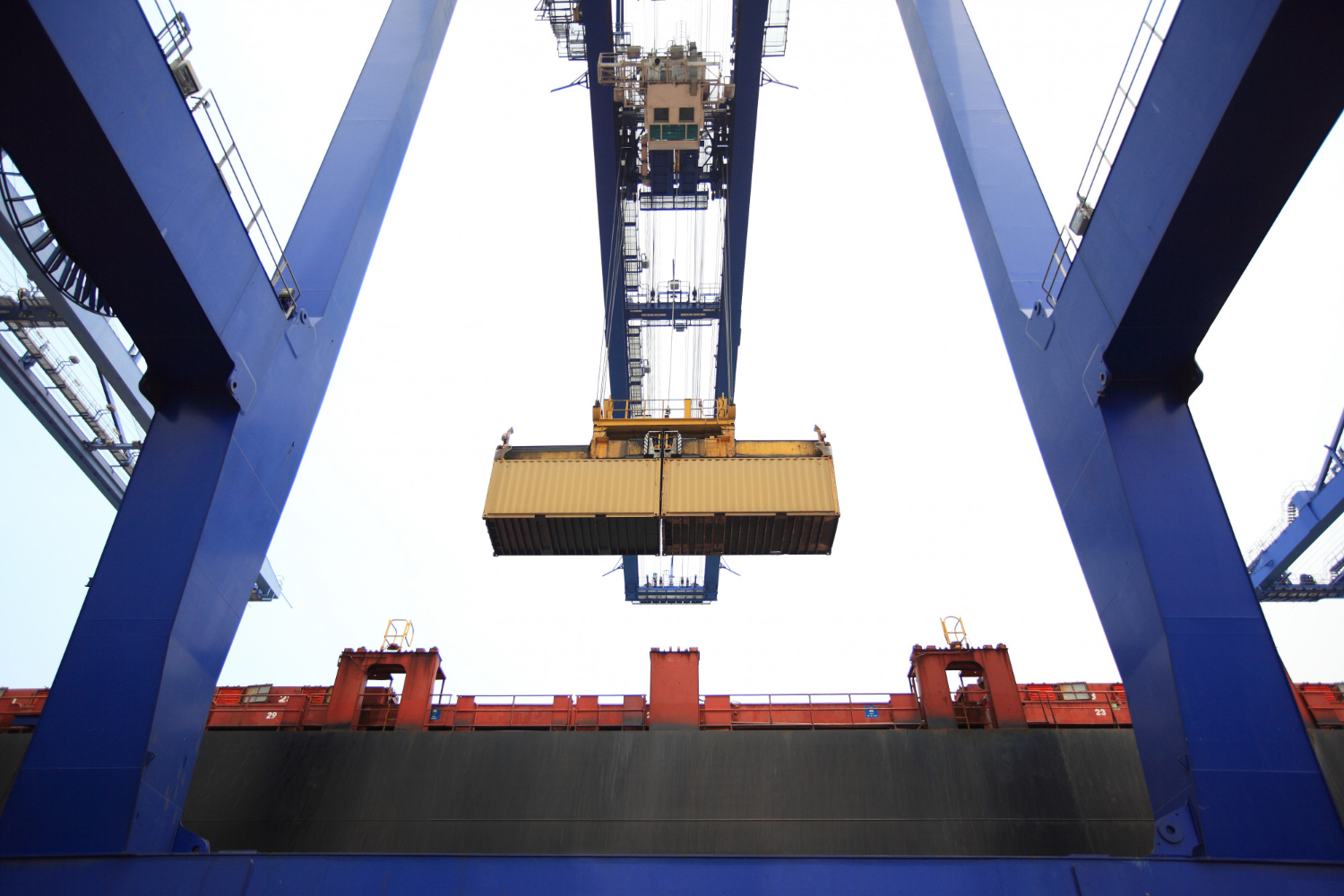 Export, il manifatturiero frena sotto il peso di dazi Usa e crisi in Medio Oriente