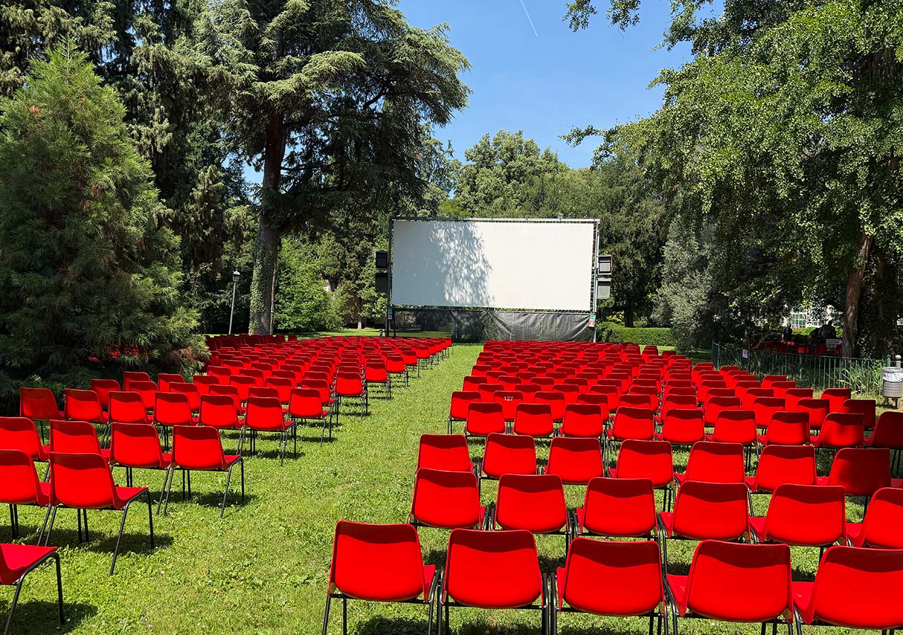 Tutto pronto per il grande cinema sotto le stelle.
