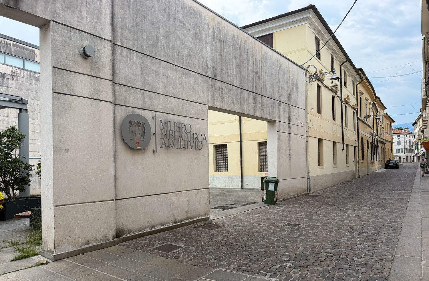 Vandalismi nella notte: il centro di Bassano chiede una strategia anticrimine