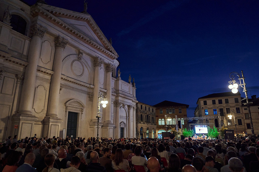 il pubblico di <em>Resistere</em> (foto di Lucrezia Pegoraro)