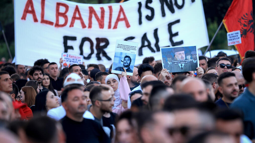 La rivoluzione dei fenicotteri e gli interessi geopolitici dell’Albania