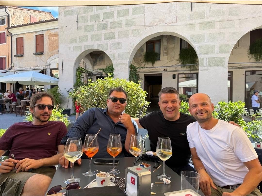 Quattro amici al bar. Ma con vista sulla Provincia