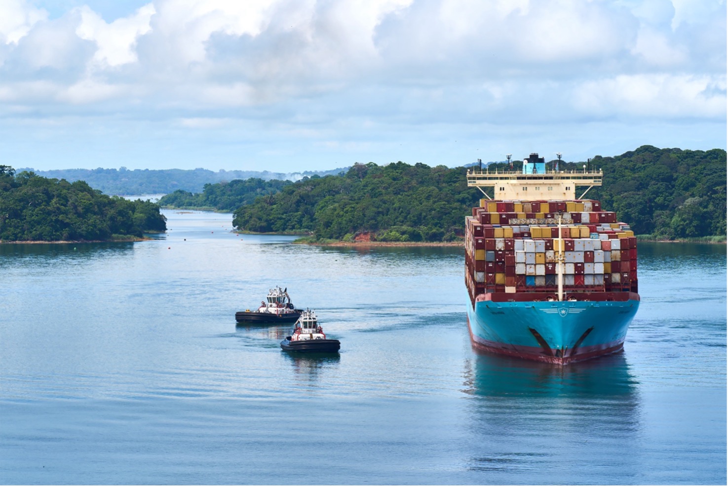 Una nave mercantile scortata attraverso il canale di Panama. (Immagine: Pich Urdaneta)
