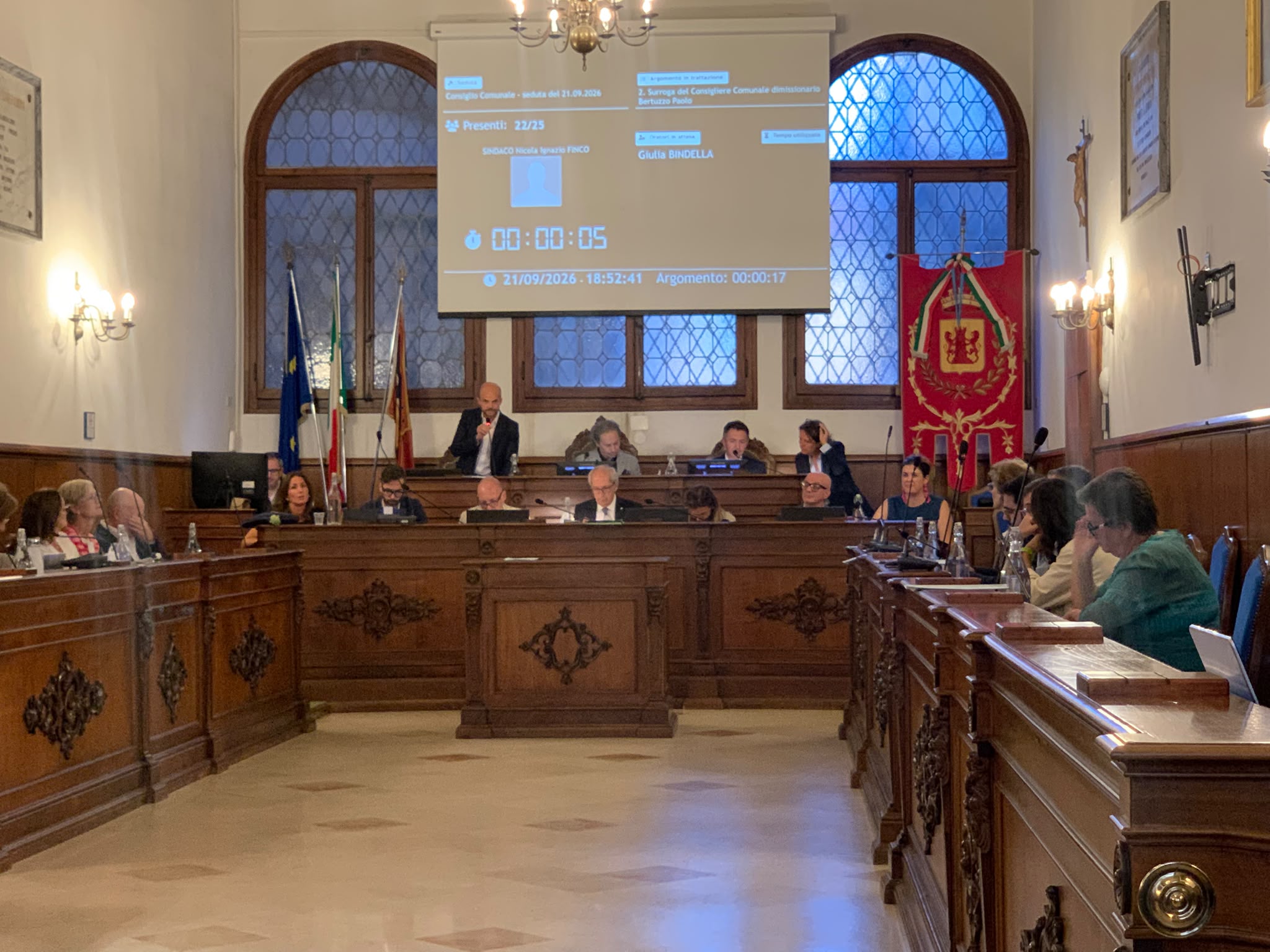 Tensioni in Consiglio comunale: strappo con il capogruppo Giunta, che abbandona l'aula al momento del voto.
