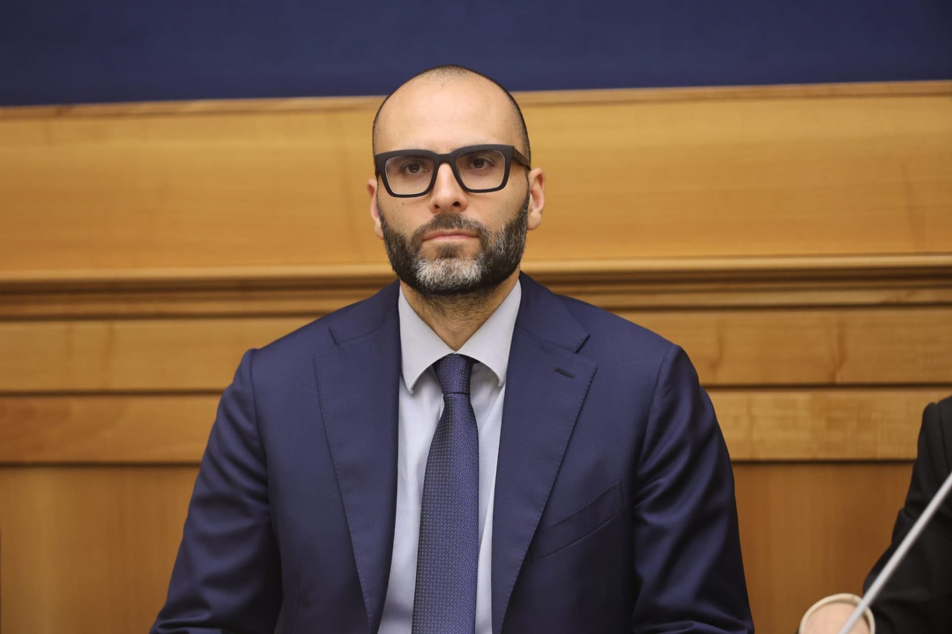 La crepa nella maggioranza diventa voragine: Giovine replica e chiede trasparenza immediata al sindaco