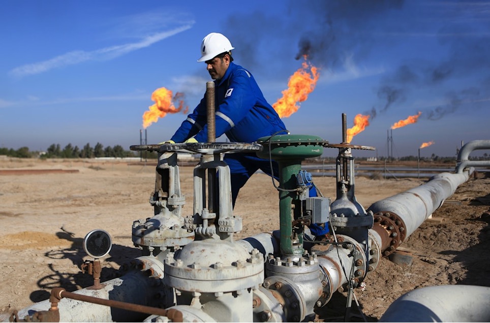 Un lavoratore iracheno aziona delle valvole nel giacimento di Nihran Bin Omar, a nord di Bassora (550 chilometri a sud-est di Baghdad, in Iraq), il 12 gennaio 2017. (AP)