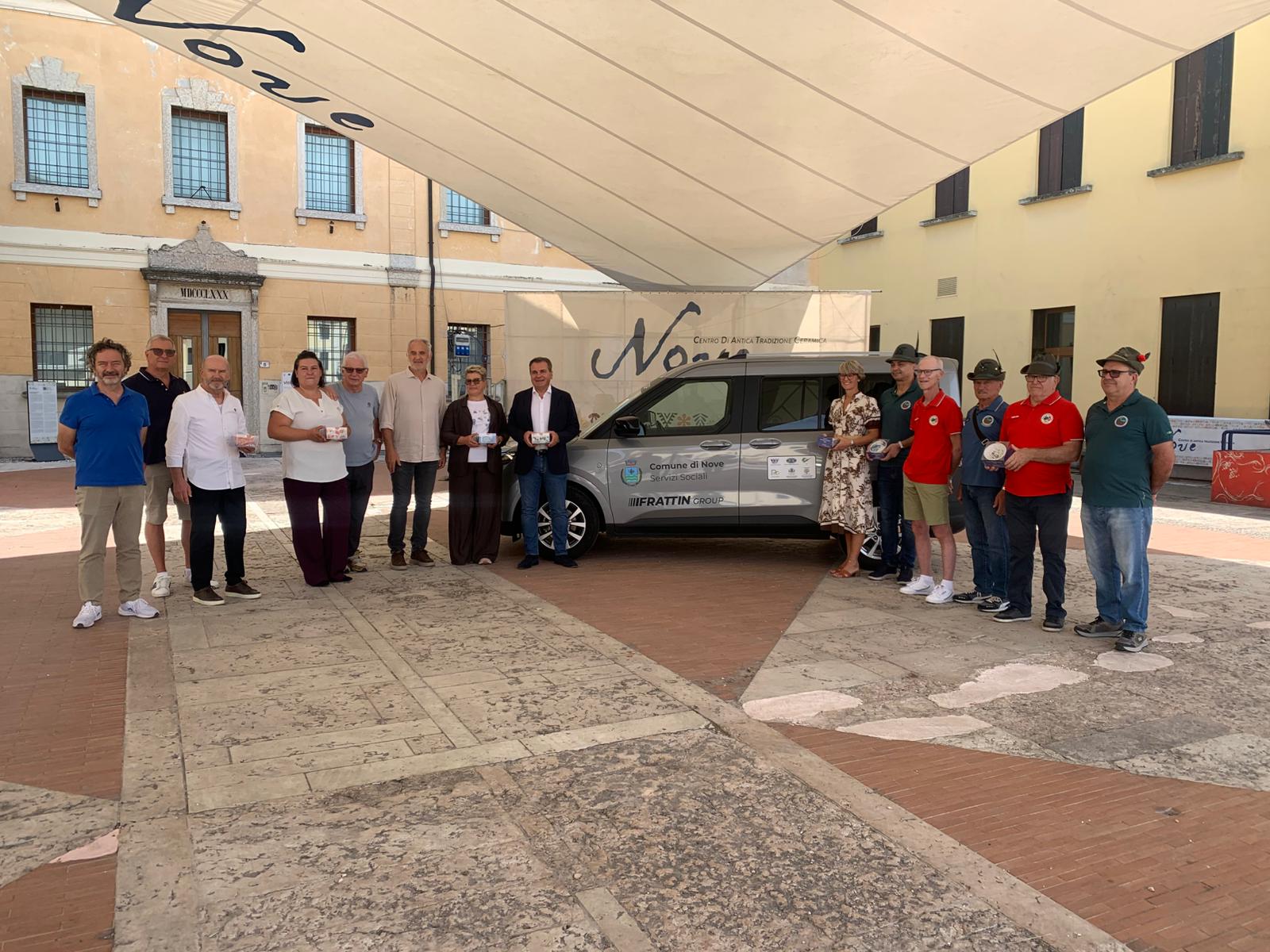La ceramica fa squadra: 999 ciotole e un pulmino per la comunità di Nove