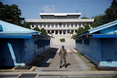 Un soldato sudcoreano è di guardia nel villaggio della tregua di Panmunjom, che separa le due Coree | REUTERS