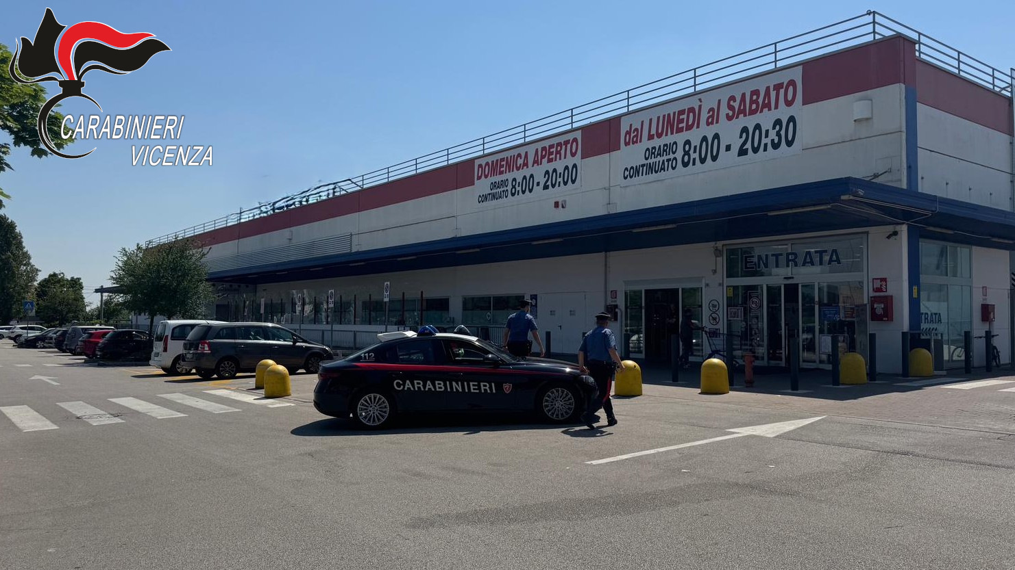 Pedinano e derubano una 78enne tra le corsie: denunciate due donne a Cassola