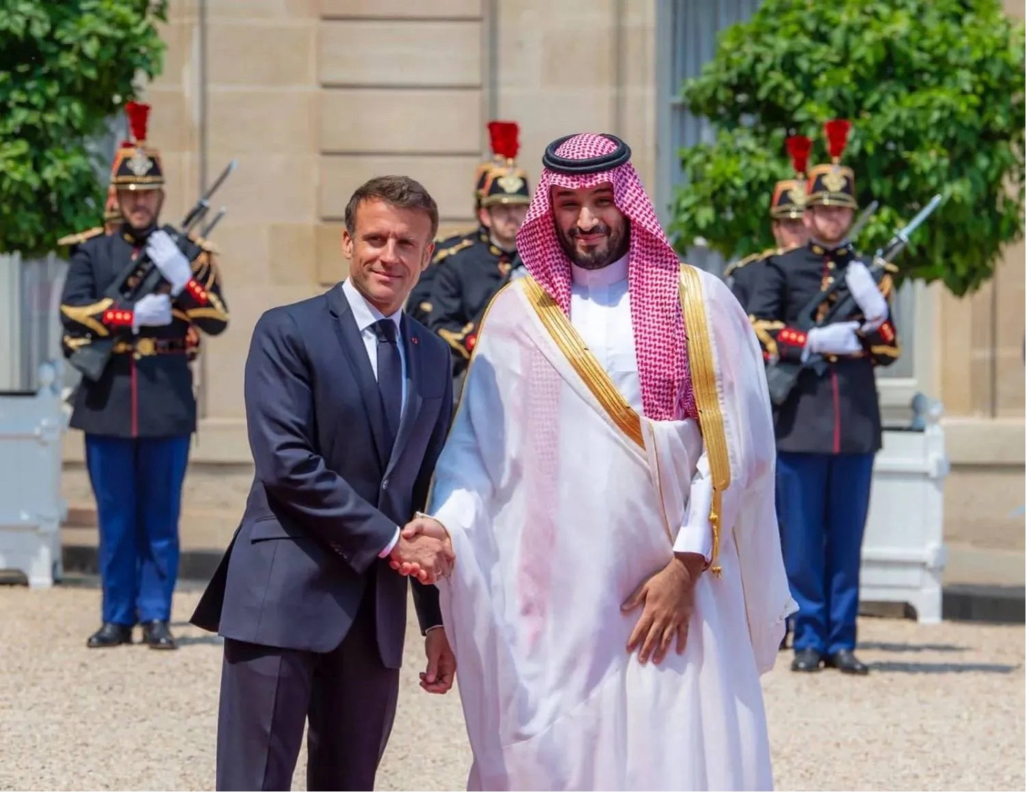 Il presidente francese Emmanuel Macron accoglie il principe Mohammed bin Salman, principe ereditario e primo ministro dell'Arabia Saudita, al Palazzo dell'Eliseo a Parigi il 16 giugno 2023. (SPA)