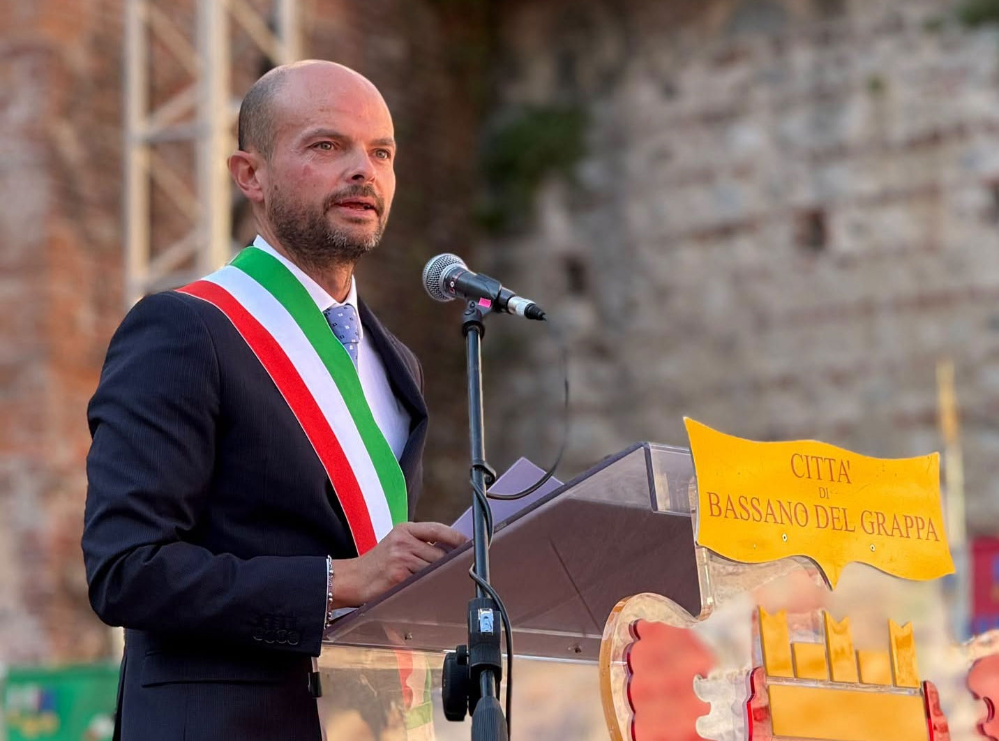 Scontro in maggioranza: FdI lascia il tavolo. Ma a chi giova il muro contro muro?