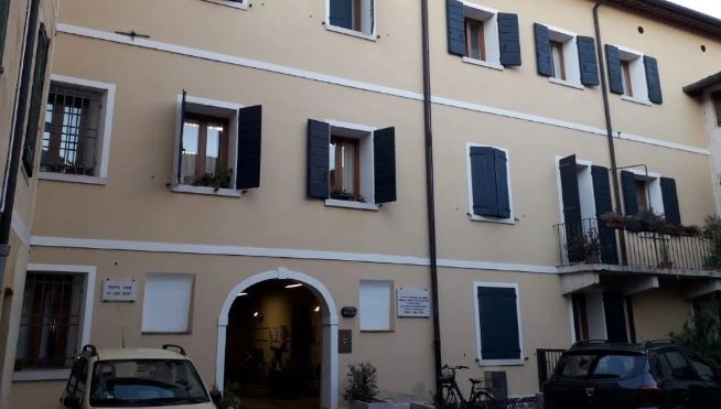 l'ingresso di Sala Tolio, che ospiterà gli incontri della rassegna