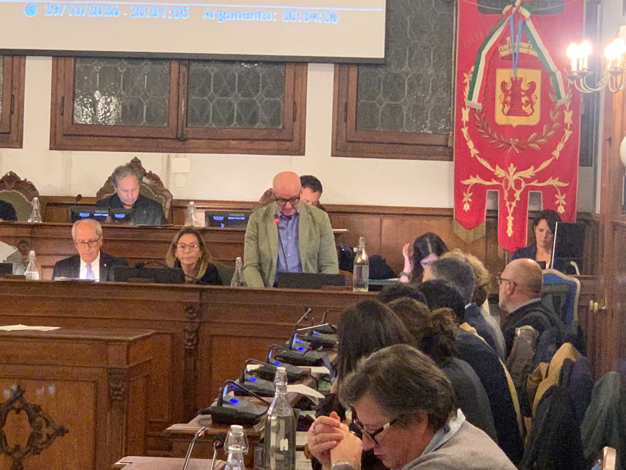 L’assessore alla Sicurezza Alessandro Campagnolo mentre replica alle accuse. ( Foto Bassanonet.it )
